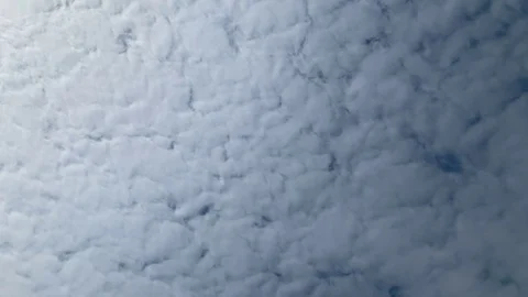Time lapse of thin layer of stratoform altocumulus clouds - smoke-like movement Vídeo Stock 121078981