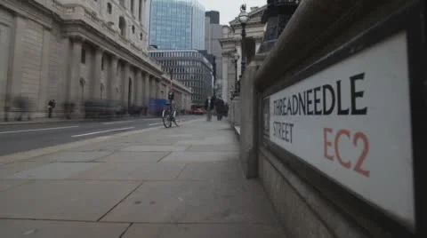 Time lapse of Threadneedle Street sign with Bank of England on left. In the f Vídeos de archivo 56729442