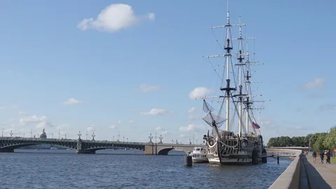 Time-Lapse of Three-masted frigate on the Neva river Видео 80754761