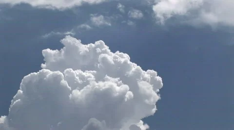 A time lapse of thunderclouds expanding in a blue sky. Video stock 439098