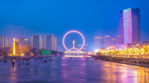 Time lapse of Tianjin skyline from day to night in winter Stockbeeldmateriaal 86595341