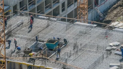 Time lapse tilt shift builders and cranes working on the construction site close Stock Footage 201731685