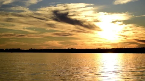 Time-lapse of Torrevieja beach at sunset. Sun slowly setting down. Видео 121889228