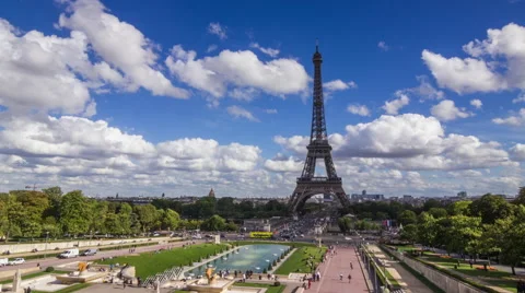 Time lapse of the Tour Eiffel and cloudy sky in summer Видео 58618936