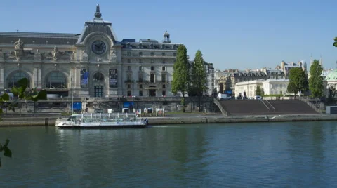Time lapse of tourists getting of a boat at Musée d'Orsay, Paris Stock Footage 40391277