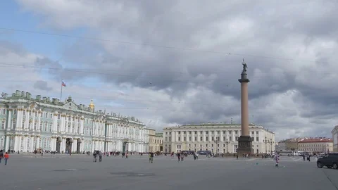 Time-Lapse of tourists on the Palace Square in a cloudy day Vídeo Stock 80754625
