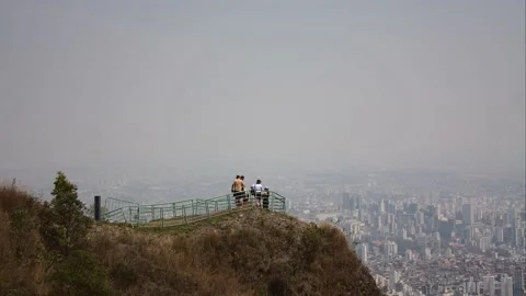 Time lapse from tourists in Serra do Curral mountain overlooking Belo Horizonte  Vídeos de archivo 161130810