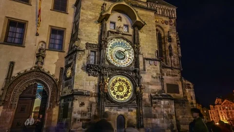 Time Lapse of tourists visiting Astronomical clock and Tyn Church at night in Vidéo 81817479