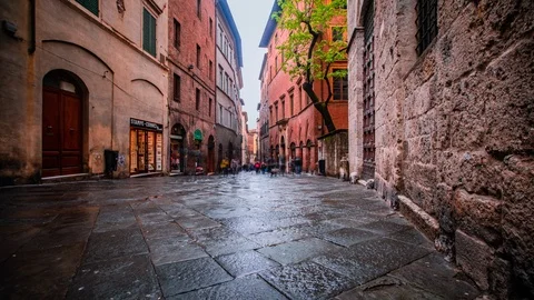 Time Lapse - Tourists Walking in the Old Street in Siena - Tuscany - Italy - 4K 動画素材 109595686