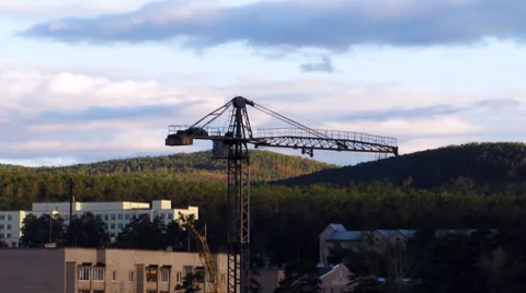 Time lapse with tower crane at the construction site. Sunset in town 库存影片 8693272