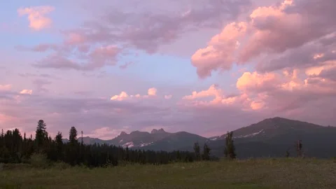 Time lapse tracking shot of epic pink sunset  over mountains Video stock 246401779