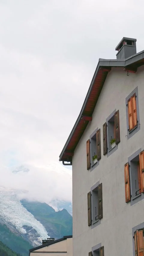 Time-lapse traditional alpine chalet building features brown wooden shutter.. Stock-Footage 341413768
