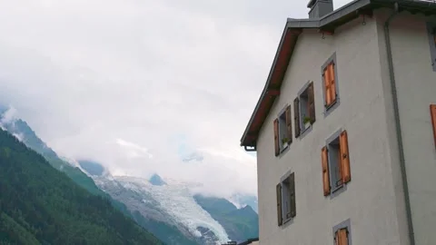 Time-lapse traditional alpine chalet building features brown wooden shutter.. Видео 341413854