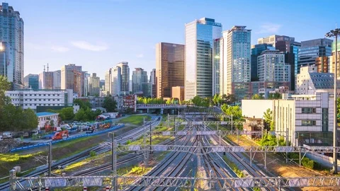 Time lapse traffic and architecture in Seoul Station ,South Korea.Zoom in Vídeos de archivo 79213450