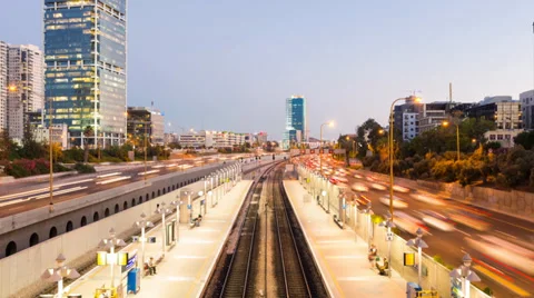 Time Lapse Of Traffic in Ayalon Freeway and Railway Station Vidéo 38341520