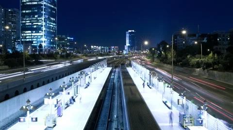 Time Lapse Of Traffic in Ayalon Freeway and Railway Station Vidéo 49856367