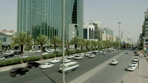Time lapse of traffic below glass office buildings in Riyadh 库存影片 346428377