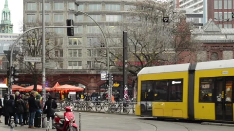 Time lapse. Traffic at Berlin district Mitte at Hackescher Markt. 스톡 동영상 47111911