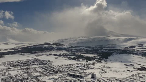 Time Lapse with traffic, blowing snow and dramatic clouds in Iceland 스톡 동영상 332673413