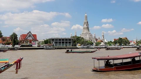 Time lapse of  traffic on the Chao Phraya river with Wat Arun in the background Stock Footage 97268071