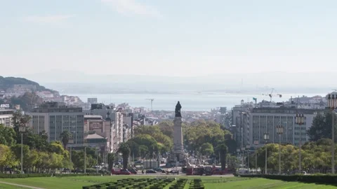 Time Lapse of traffic circle with famous statute of Marques de Pombal in Lisbon Stock Footage 165731929