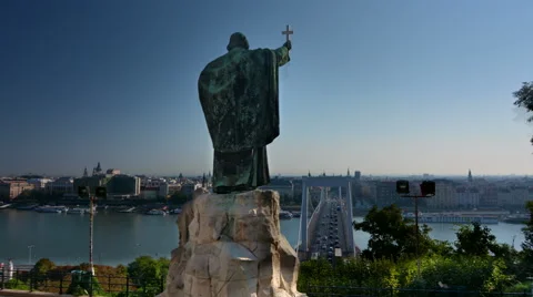 Time lapse of the traffic in Elisabeth Bridge from the Szent Gellért Monument, 動画素材 67636261