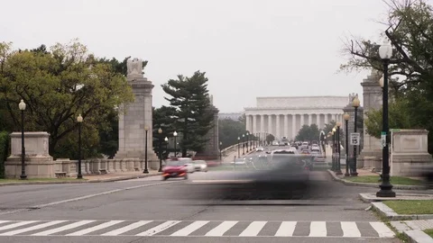 Time-lapse of traffic in front of lincoln memorial on cloudy day Stock Footage 82831074