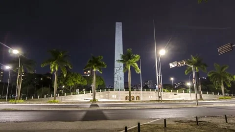 Time lapse of traffic in front of the Obelisk in Ibirapuera Park Video stock 252829660