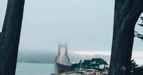 A time lapse of traffic on the Golden Gate Bridge in San Francisco, California Video stock 130881079
