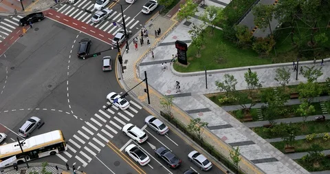 Time lapse of traffic jam and people on pedestrian crossing around big shopping Stock Footage 93681045