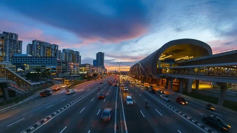 Time Lapse traffic movement on the expressway with MRT station Vídeos de archivo 83256171