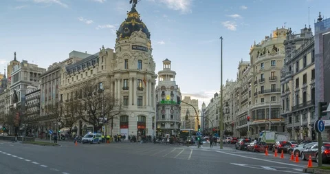 Time lapse of traffic near Edificio Metropolis, Calle de Alcala, Madrid, Spain, Vidéo 97496269
