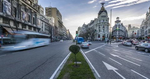 Time lapse of traffic near Edificio Metropolis, Calle de Alcala, Madrid, Spain, Vidéo 97498035