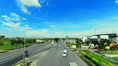 Time lapse of traffic on road in city with sky and clouds. Vídeo Stock 115302467