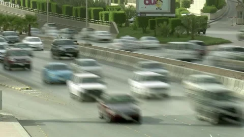 Time lapse of traffic streams on a divided Riyadh avenue 库存影片 346428368