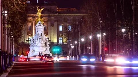 Time-lapse of traffic towards Buckingham Palace at the Mall at night. Stock Footage 170885316