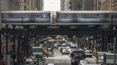 Time Lapse of Trains on The Loop &amp; Busy Traffic in Downtown Chicago 4K Vidéo 79082592