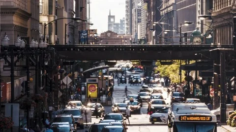 Time Lapse of Trains on The Loop &amp; Busy Traffic in Downtown Chicago 4K w LUT Vidéo 80295320
