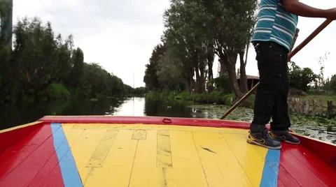 Time-lapse of a trajinera sailing the channels of xochimilco Video stock 40004291