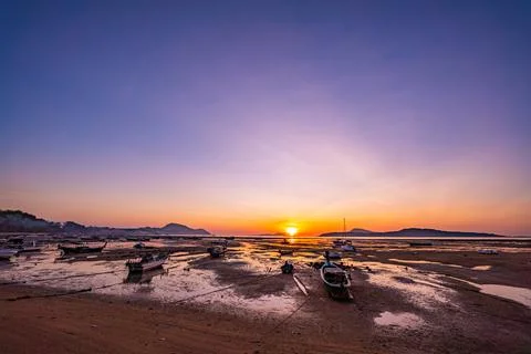 Time lapse Tranquil Maritime Scene at Tropical Sunset Foto stock