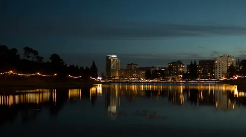 Time lapse of the transition from dusk to night at Lake Merritt in Oakland Video stock 42960094