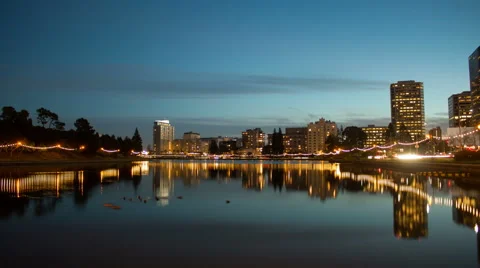 Time lapse of the transition from dusk to night at Lake Merritt in Oakland Stock Footage 43368216