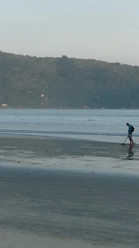 Time lapse from treasure hunters looking for lost rings and jewelry on beaches i Stock Footage 155605738