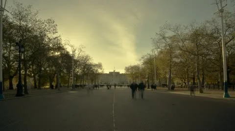 Time lapse of the tree-lined boulevard in front of Buckingham Palace Stock-Footage 14957666