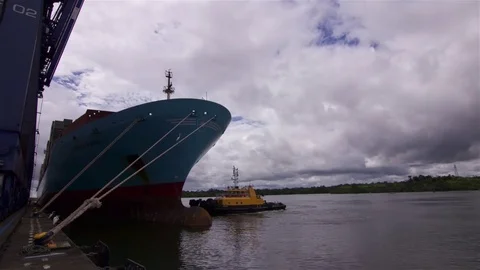 Time lapse of tugboat pushing the container ship to the port exit HD 스톡 동영상 75177562