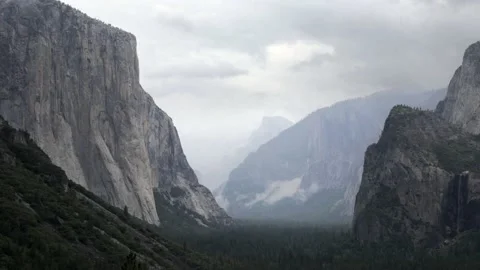 Time-lapse from Tunnel View overlook in Yosemite with fog and clouds moving Stock Footage 134577358
