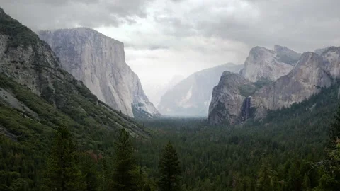 Time-lapse from Tunnel View overlook in Yosemite with fog and clouds moving Stock Footage 134655197