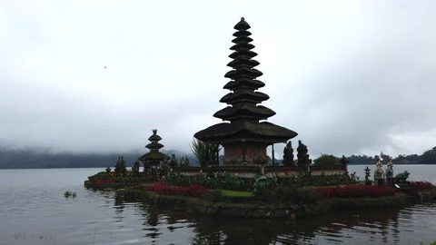Time lapse of Ulun Danu Bratan temple on Beratan lake. Bali hindu architecture Stock Footage 141122193