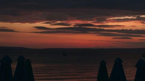 Time lapse  of Umbrella on a beach at sunrise Stock-Footage 70925293