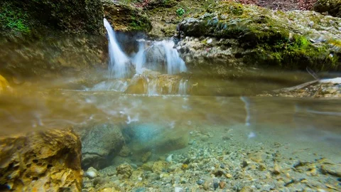 Time lapse - Underwater of a small river filled with clear mountain water Видео 99373158